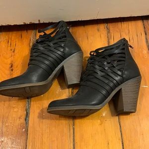 Lattice heeled black boots